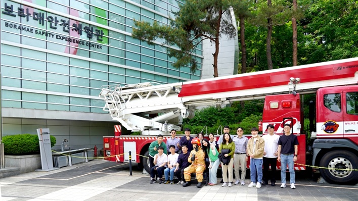 ▲ 애큐온캐피탈이 지난 14일 서울시 여의도 애큐온캐피탈 본사에서 '애큐온 소방대 화재 대응 교육' 프로그램을 진행했다. 교육에 참여한 애큐온 소방대원이 함께 기념사진을 촬영하고 있다.ⓒ애큐온캐피탈