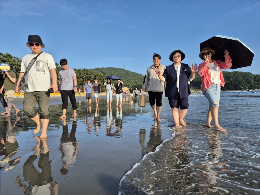 ▲ 송호해변 맨발걷기 ⓒ 해남군 제공