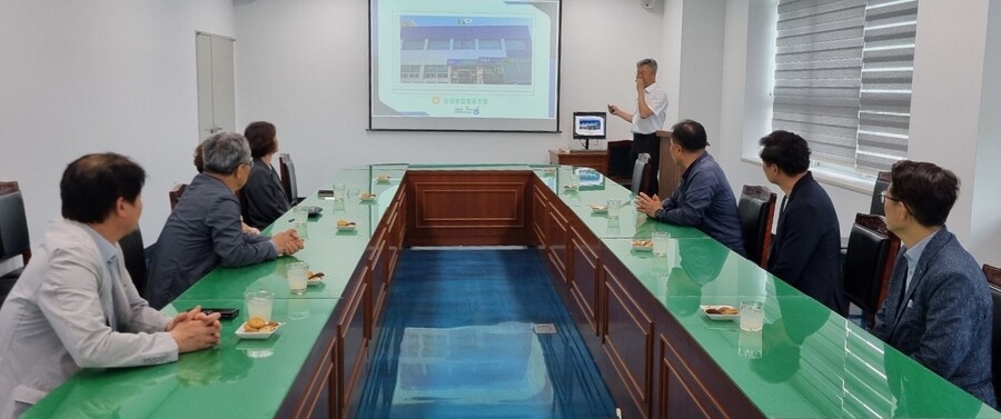 ▲ 영천시 행정지원국장 및 국 소관 부서장 10여 명은 15일 신녕 마늘출하조절센터 및 마늘경매장과 청통 농기계임대사업소를 방문해 현장과 소통하고, 관계 직원을 격려하는 시간을 가졌다.ⓒ영천시