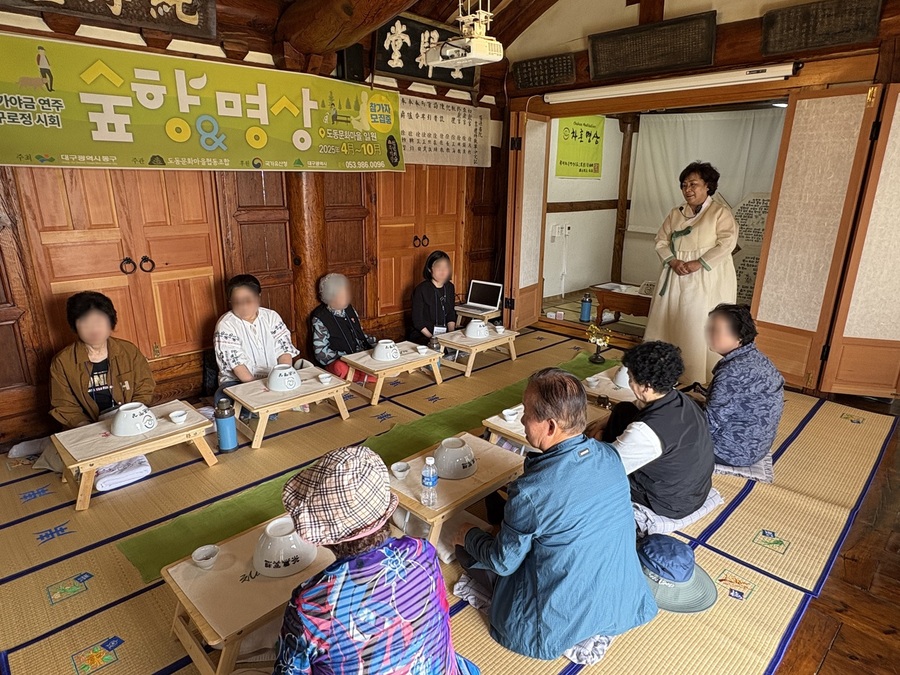 ▲ 대구 북구보건소 치매안심센터는 5월 14일 치매환자 가족을 대상으로 도동 측백나무 숲에서 산림치유 프로그램을 운영했다.ⓒ북구청