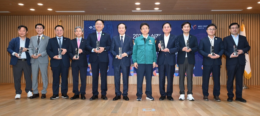 ▲ 경상북도는 15일 도청 다목적홀에서 2024년 실적 도정성과 우수 시군과 우수부서에 대한 시상식을 열고, 탁월한 성과를 거둔 시군과 도청 부서를 포상하며 노고를 격려했다.ⓒ경북도