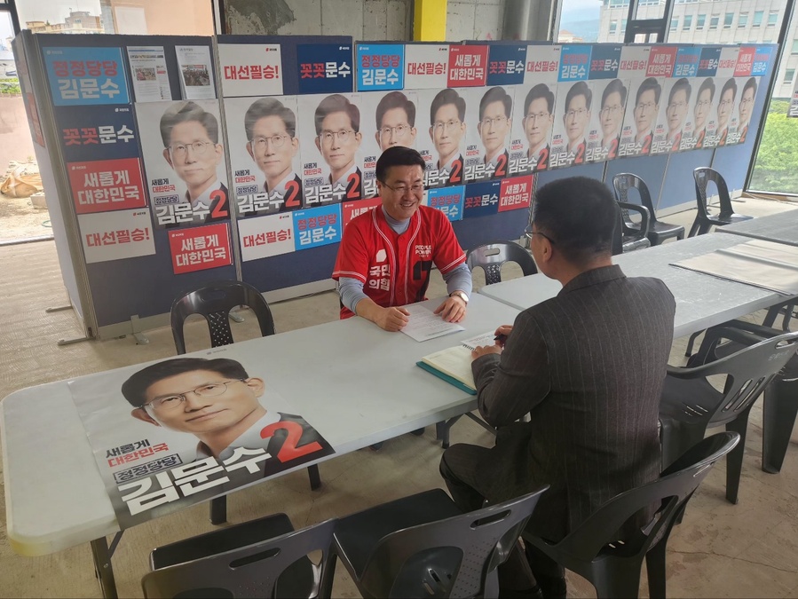 ▲ 김승욱 국민의힘 제주선거대책위원회 총괄위원장이 지난해 12월 3일 선포된 계엄에 대해 많은 제주도민께 심려와 불편을 드린 사실에 대해 사과하며, 김문수 국민의힘 제21대 대통령 선거 후보와 상대 이재명 후보에 대한 의견을 피력하고 있다. ⓒ국민의힘 제주선거대책위원회 제공