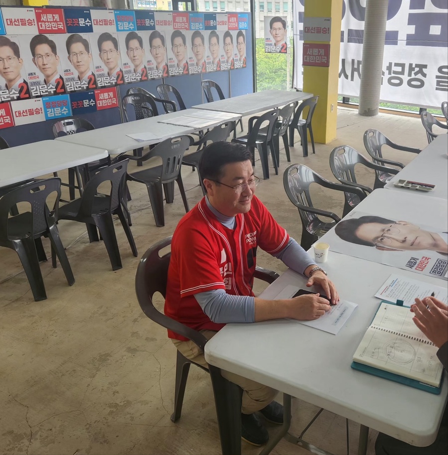 ▲ 김승욱 국민의힘 제주선거대책위원회 총괄위원장은 현재의 대한민국은 현황에 대해 기자에게 말하고 있다. ⓒ국민의힘 제주선거대책위원회 제공