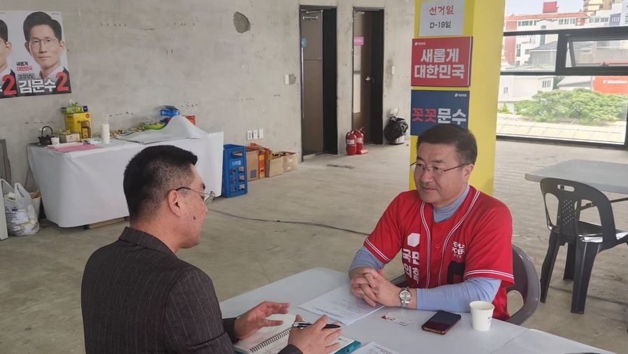 ▲ 김승욱 국민의힘 제주선거대책위원회 총괄위원장이 현재 대한민국이 직면한 ‘시장경제 체계의 붕괴’에 관해 기자에게 역설하고 있다. ⓒ국민의힘 제주선거대책위원회 제공