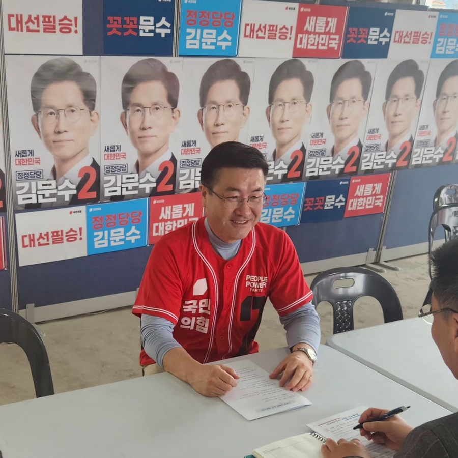 ▲ 김승욱 국민의힘 제주선거대책위원회 총괄위원장이 한미동맹의 연혁에 대해 기자에게 설명하고 있다. ⓒ국민의힘 제주선거대책위원회 제공