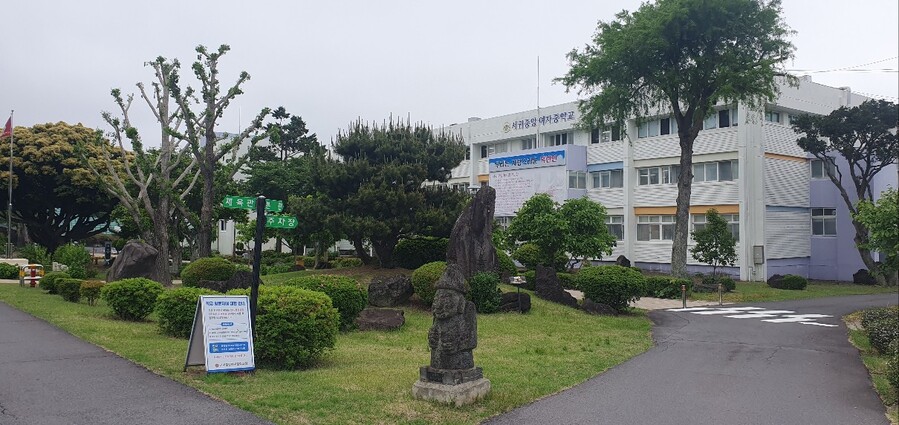 ▲ ‘2025 APEC 제주 교육장관 회의’ 미합중국·태국·인니·브루나이 대표자들이 수업을 참관한 서귀중앙여자중학교 본관 전경 ⓒ노재균 기자