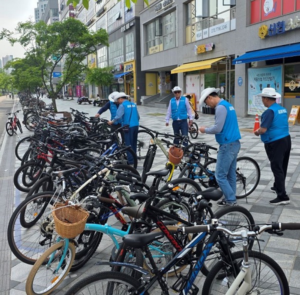 ▲ 세종지역 안전을 위해 출범한 시니어 폴리스가 최근 자전거 범죄예방 활동을 하고 있다.ⓒ세종시