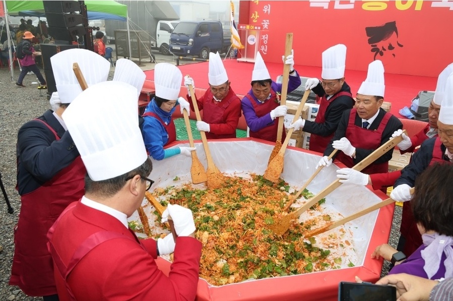 ▲ 신안군이 지난 15일 제 11회 흑산홍어 축제를 개최했다.ⓒ신안군 제공