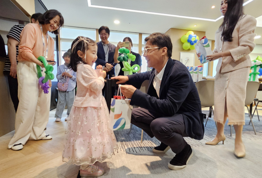 ▲ GS리테일 ‘패밀리 데이(Family Day)’에서 허서홍 GS리테일 대표이사(오른쪽에서 두번째)가 참가한 아동과 이야기를 나누고 있다ⓒGS리테일