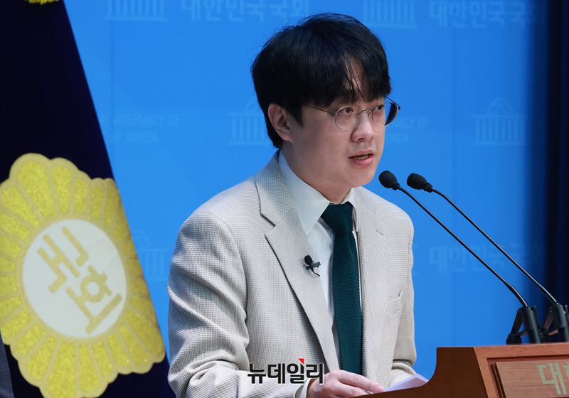 ▲ 더불어민주당 전 권리당원인 백광현 씨가 16일 국회 소통관에서 기자 회견을 열고 있다.ⓒ이종현 기자