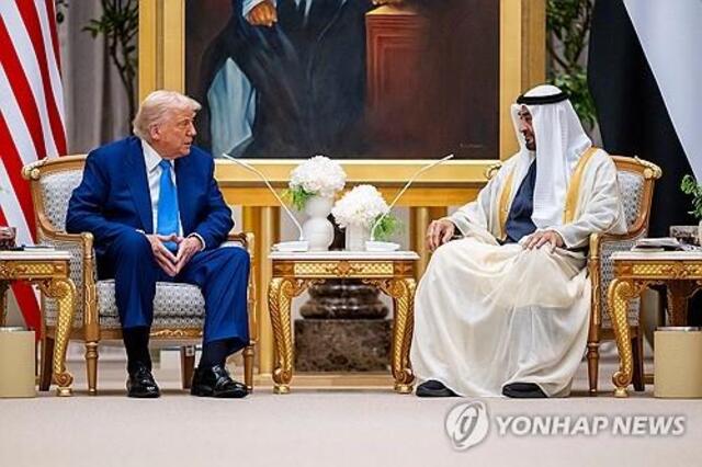 ▲ 셰이크 무함마드 빈 자이드 알나하얀 UAE 대통령(사진 오른쪽)과 회담하는 도널드 트럼프 미국 대통령. 출처=EPAⓒ연합뉴스
