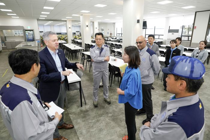 ▲ 헥터 비자레알 한국GM 사장(왼쪽)과 아시프 카트리 GM 해외사업부문 생산 총괄 부사장(오른쪽)이 지난 13일 창원공장을 방문해 임직원들과 대화를 나누고 있다ⓒ한국GM