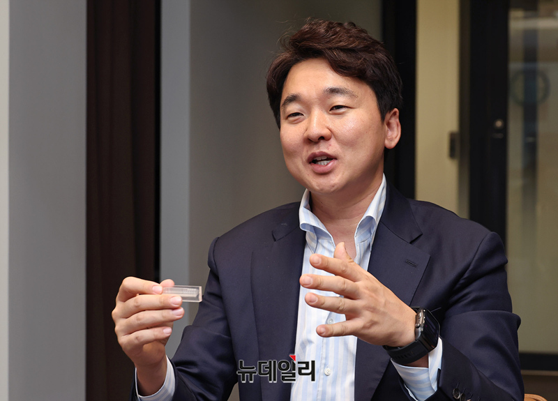 ▲ 송성근 아이엘 대표가 당사 실리콘 렌즈에 대해 설명하고 있다. ⓒ정상윤 기자