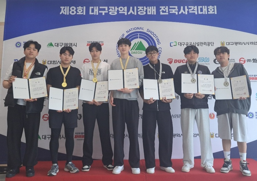 ▲ 청주대학교 사격부가 최근 대구광역시 대구국제사격장에서 열린 제8회 대구시장배 전국사격대회에서 좋은 성적을 거둔 뒤 기념사진을 촬영하고 있다.ⓒ청주대학교
