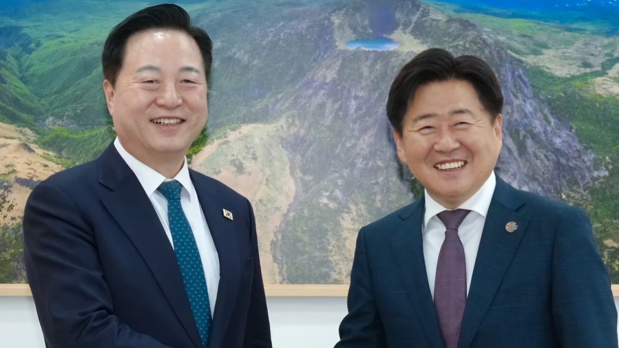 ▲ 김두관 더불어민주당 대통령 후보 직속 지방분권 혁신위원회 위원장과 오영훈 제주특별자치도지사가 15일 제주도청에서 면담에 앞서 기념촬영을 하고 있다. ⓒ제주특별자치도 제공