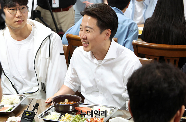 ▲ 이준석 개혁신당 대선 후보가 6·3 대선 공식 선거운동 닷새째인 16일 오전 충남 천안시 단국대학교 천안캠퍼스에서 열린 '학식먹자 이준석' 행사에서 학생들과 함께 식사하고 있다. ⓒ충남 천안=서성진 기자