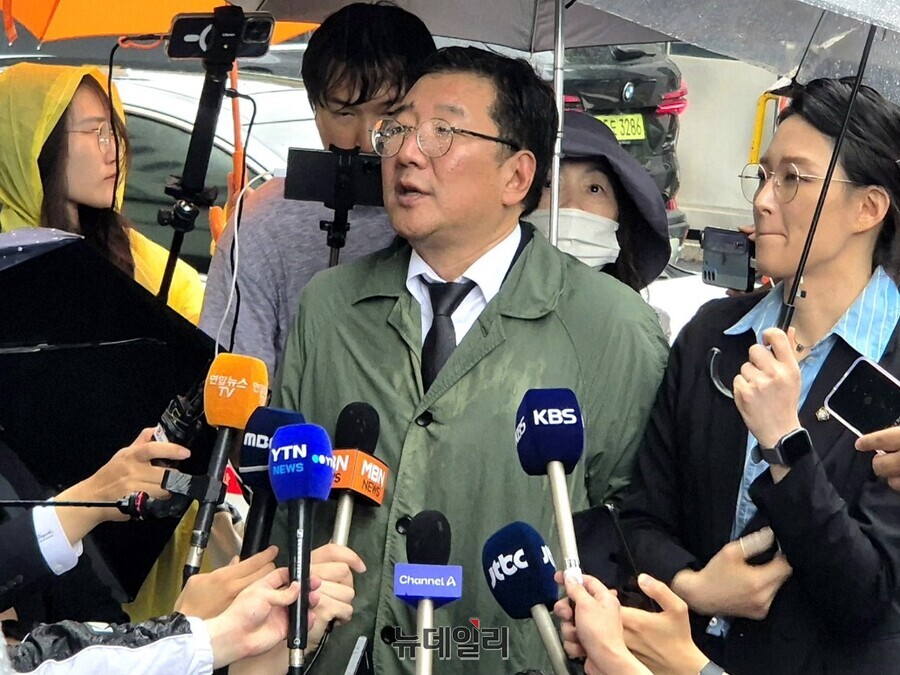 ▲ '서부지법 사태'로 구속기소된 피고인 4명에 대해 유죄가 선고되자 서부자유변호사협회 소속 임응수 변호사가 16일 서부지법 정문에서 피고인측 입장을 설명하고 있다. 2025.05.16. ⓒ김상진 기자