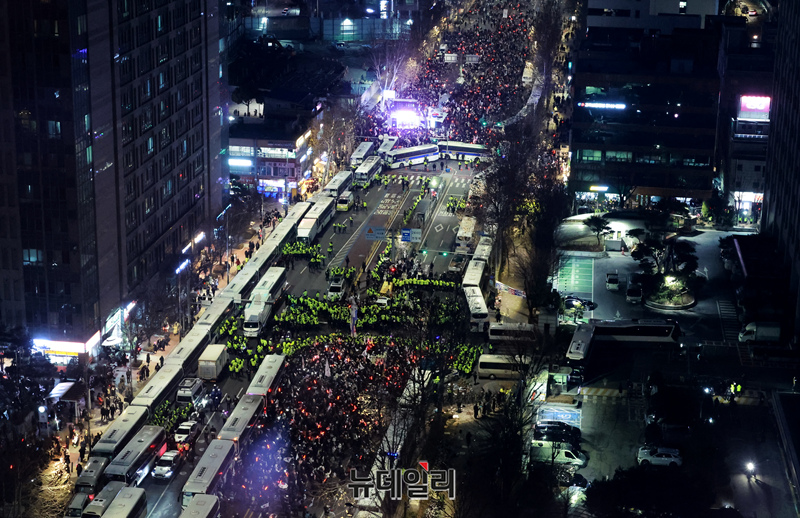 ▲ 윤석열 대통령 구속영장심사가 진행 중인 18일 오후 서울 마포구 서울서부지법 앞에 대거 모인 시민들이 윤 대통령 지지 집회를 하고 있다. 2025.01.18. ⓒ이종현 기자