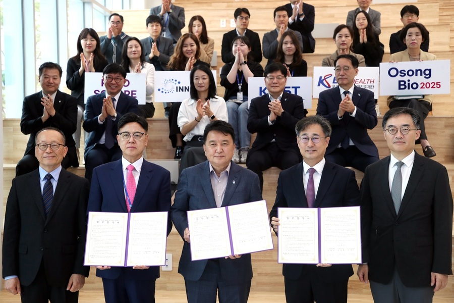 ▲ 충북도는 16일 오송첨단의료산업진흥재단 이노랩스에서 오송첨단의료산업진흥재단(KBIOHealth), KAIST 생명과학기술대학과 ‘대한민국 바이오 R&D 역량 강화’를 위한 업무협약을 체결했다.ⓒ충북도