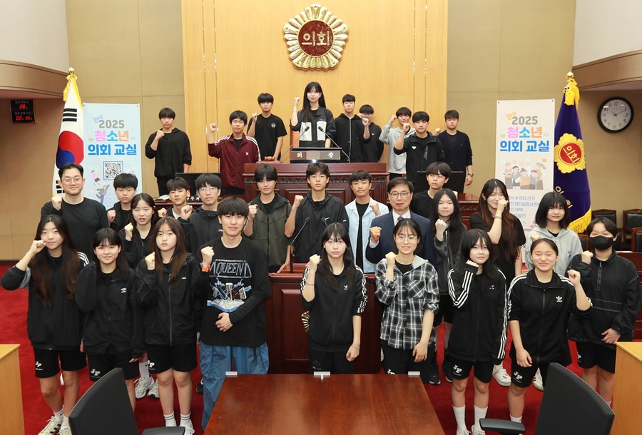 ▲ 충북도의회(의장 이양섭)는 16일 증평중학교 학생 28명이 참여한 가운데 도의회 본회의장에서 제118회 청소년 의회교실을 운영했다.ⓒ충북도의회