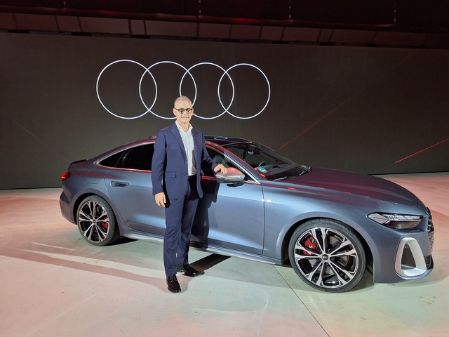 ▲ 스티브 클로티 아우디코리아 대표가 15일 경기 김포시 에어로피스에서 열린 '더 아우디 A5' 프리뷰 행사에서 포즈를 취하고 있다. ⓒ홍승빈 기자