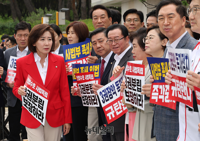 ▲ 나경원 국민의힘 의원이 15일 오후 서울 서초구 대법원 정문 앞에서 열린 사법부 수호 및 민주당 규탄대회에 참석하고 있다. ⓒ정상윤 기자