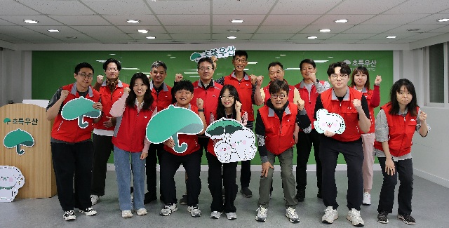 ▲ ABL생명 임직원 16명이 지난 15일 서울 영등포구 영등포종합사회복지관에서 시설 환경정화와 이주배경아동을 위한 간식 만들기 봉사활동을 진행했다.ⓒABL생