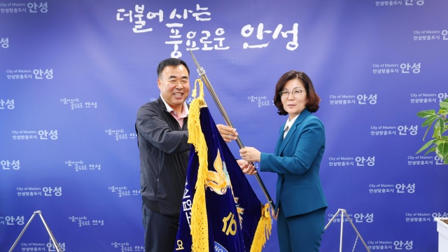 ▲ 안성시 소프트테니스팀의 2025년 상반기 우승기 봉납식ⓒ안성시 제공