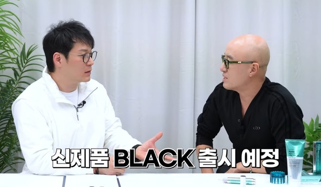 ▲ 유튜브 채널 '삼탈모tv'에서 제품 리뷰를 하고 있는 방송인 홍석천.