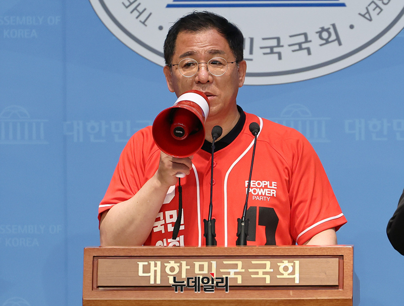 ▲ 이상휘 국민의힘 미디어특위 위원장이 15일 국회 소통관에서 국민사이렌 브리핑을 하고 있다. 국민사이렌은 더불어민주당이 운영 중인 ‘민주파출소’ 등으로 부당한 고소·고발 또는 언론중재위원회 제소 등의 피해를 입은 언론인과 일반 국민을 대상으로 법률 지원을 제공하는 전용 창구다. ⓒ정상윤 기자