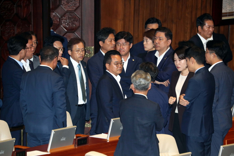 ▲ 2023년 9월 21일 오후 서울 여의도 국회 본회의장에서 열린 제410회국회(정기회) 제8차 본회의에서 이재명 더불어민주당 대표의 체포동의안이 가결되자 민주당 의원들이 심각한 표정을 짓고 있다. ⓒ뉴시스