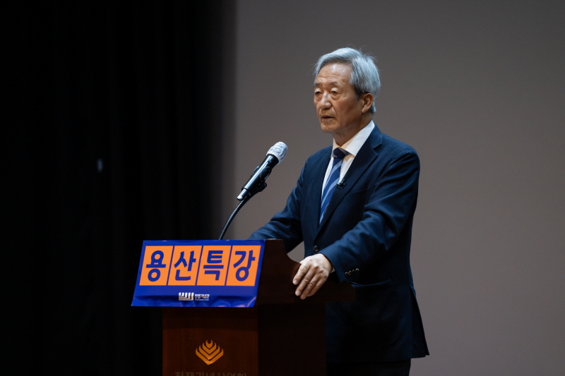 ▲ 정몽준 아산정책연구원 명예이사장이 전쟁기념사업회 초청으로 16일 서울 용산 전쟁기념관에서 열린 '2025 용산 특강'에서 '북핵위협과 우리의 대응: 전술핵 재배치와 아시아판 NATO가 현실적 대안이다'를 주제로 강연하고 있다. ⓒ아산정책연구원 제공