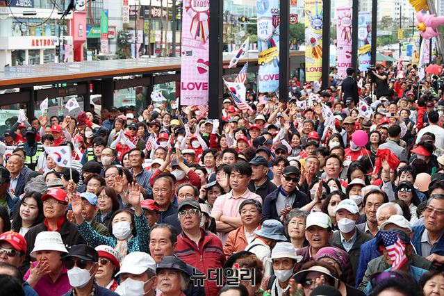 ▲ 6·3 대선 공식 선거운동 닷새째인 16일 오후 충남 천안시 신세계백화점 앞에서 열린 김문수 국민의힘 대선 후보 유세현장이 지지자들로 가득 차 있다. ⓒ서성진 기자