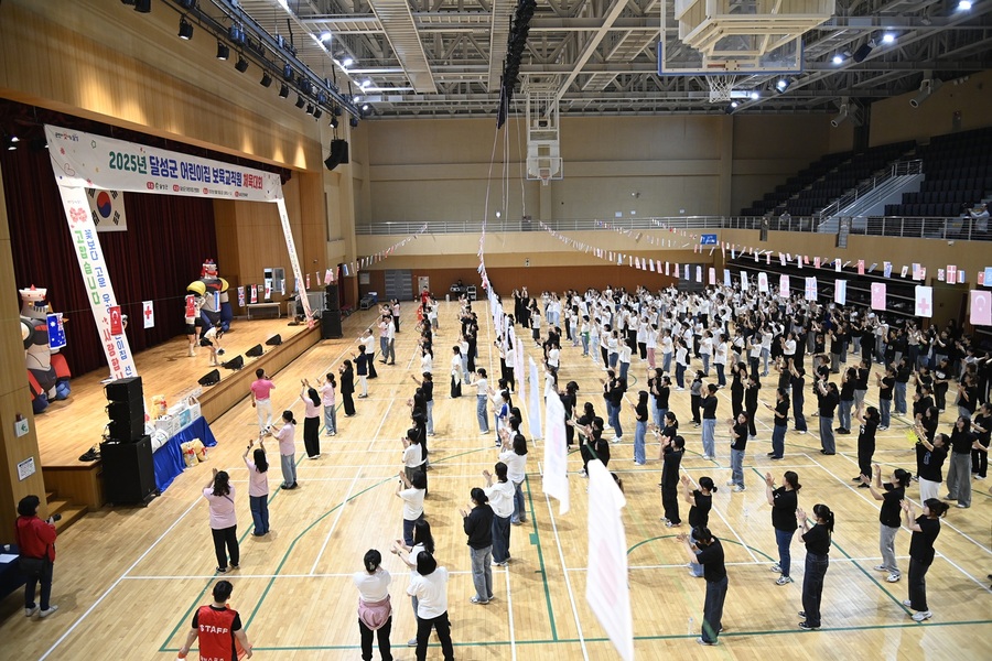 ▲ 달성군 어린이집연합회(추진분과장 노혜정)는 스승의 날을 맞아 지난 16일 달성군민체육관에서 ‘달성군 보육교직원 체육대회’를 열었다.ⓒ달성군