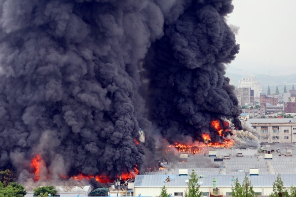 ▲ 17일 오전 광주 광산구 송정동 금호타이어 광주공장에서 불이 나 검은 연기가 치솟고 있다.소방 당국은 광주 전체 소방서 인력을 동원하는 대응 2단계를 발령해 진화 중이다. ⓒ연합뉴스