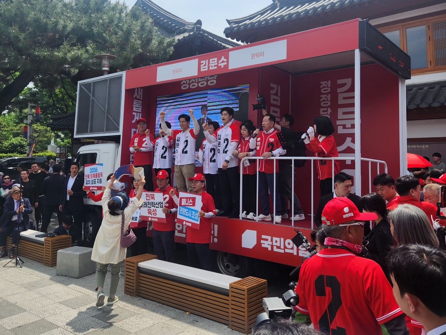 ▲ 17일 전주시 완산구 소재 전동성당 앞에서 개최된 ‘제21대 대통령 선거 국민의힘 전북특별자치도당 유세’에 참석한 김문수 후보가 지지자들의 환호여 화답하고 있다. ⓒ노재균 기자