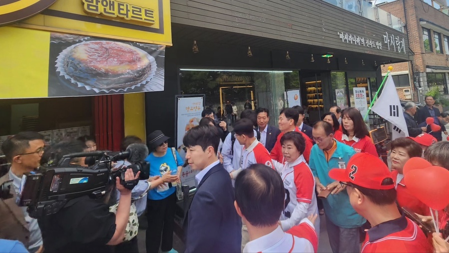 ▲ ‘제21대 대통령 선거 국민의힘 전북특별자치도당 유세’에 참석한 김문수 후보가 전주 한옥마을 거리에서 지지자들과 인사를 나누고 있다. ⓒ노재균 기자