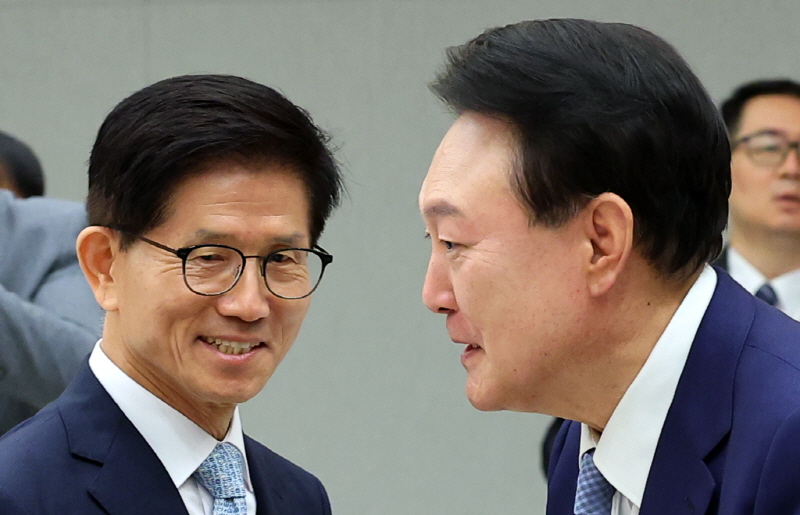 ▲ 지난 2024년 8월 30일 윤석열 당시 대통령이 서울 용산 대통령실 청사에서 열린 고용노동부 장관 임명장 수여식에서 김문수 고용노동부 장관(현 국민의힘 대선 후보)과 인사를 나누는 모습. ⓒ뉴시스