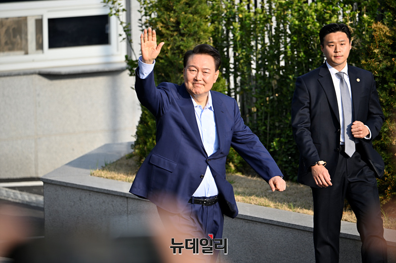▲ 윤석열 전 대통령이 지난 4월 11일 오후 서울 한남동 관저를 떠나 아크로비스타 사저로 이동하며 지지자들에게 인사를 나누고 있다. ⓒ서성진 기자