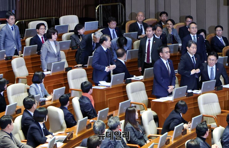 ▲ 2024년 12월 11일 오후 서울 여의도 국회에서 열린 제419회 국회(임시회) 제1차 본회의에서 '윤석열 대통령의 위헌적 비상계엄 선포 내란행위' 관련 긴급현안질문에 출석한 최상목 경제부총리 겸 기획재정부 장관과 이주호 사회부총리 겸 교육부 장관 등 국무위원들이 서영교 더불어민주당 의원의 요구에 따라 기립해 고개 숙여 사과하고 있다. 그러나 김문수 고용노동부 장관은 '비상계엄 선포는 대통령의 헌법적 권한'이라며 홀로 자리를 지키고 사과를 거부해 '꼿꼿 문수'라는 별명을 얻었다. ⓒ서성진 기자