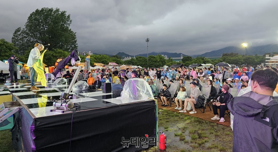 ▲ 17~18일 경기 가평에서 열린 ‘제19회 2025 코베아 캠핑 페스티벌(KOCAF)’ 공연 장면.ⓒ김정원 기자