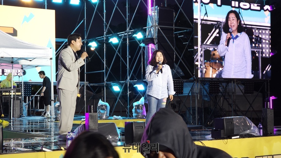 ▲ ‘제19회 2025 코베아 캠핑 페스티벌(KOCAF)’을 주최한 강혜근 ㈜코베아 회장이 무대에 올라 인사말을 하고 있다.ⓒ김정원 기자