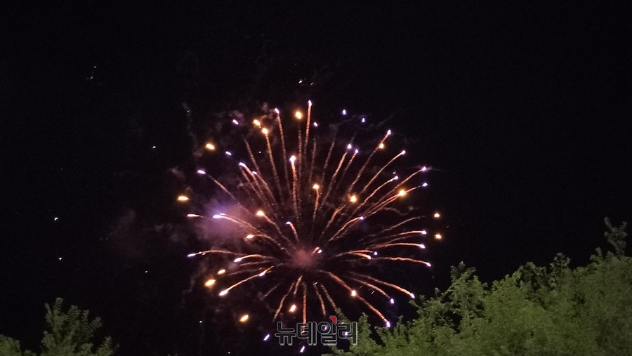 ▲ ‘제19회 2025 코베아 캠핑 페스티벌(KOCAF)’ 마지막 하일라이트인 불꽃쇼.ⓒ김정원 기자