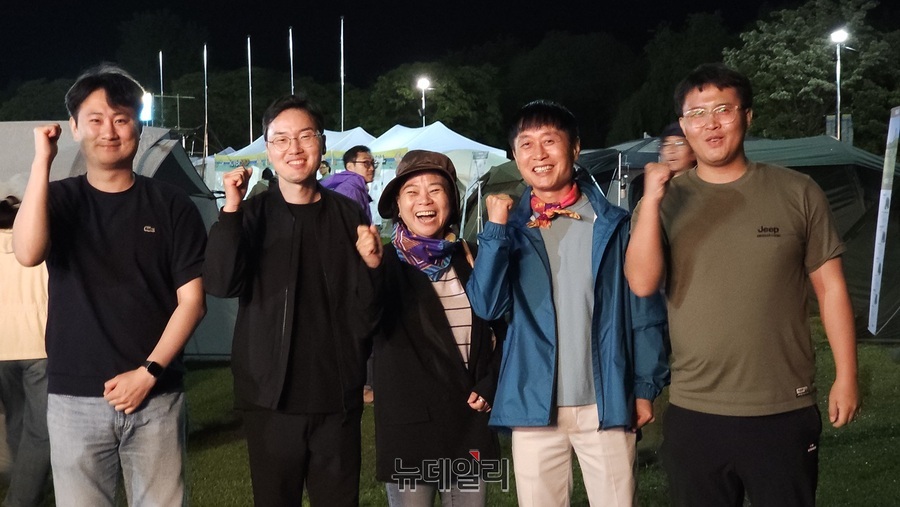 ▲ ‘제19회 2025 코베아 캠핑 페스티벌(KOCAF)’에 참가해 힐링도시 청주시를 홍보한 청주시청 관광과 김명영 과장(중앙)과 직원들이 파이팅을 하고 있다.ⓒ김정원 기자