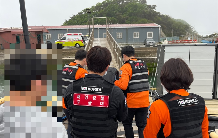 ▲ 태안해경이 17일 유조선 A호 응급환자를 응급처치하는 모습.ⓒ태안해양경찰서