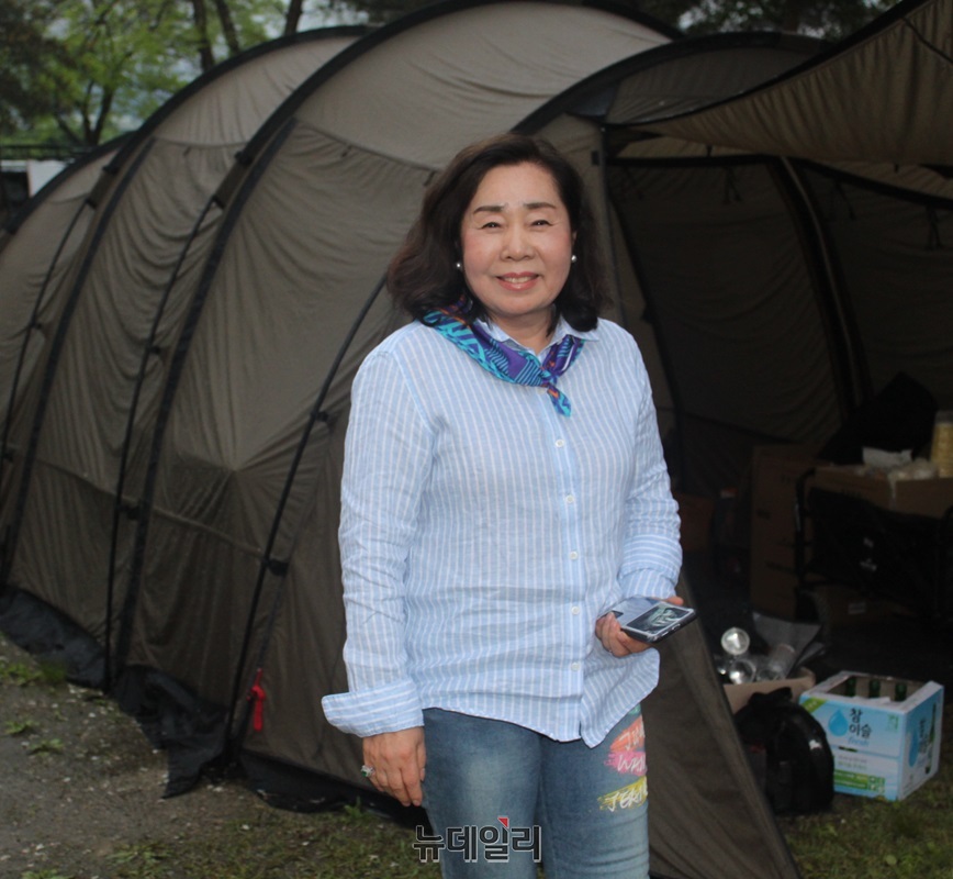 ▲ 강혜근 ㈜코베아 회장이 18일 경기 가평 자라섬에서 열린 제19회 ‘코베아 캠핑 페스티벌(KOCAF)’ 현장에서 컴퍼가 친 텐트 앞에서 포즈를 취하고 있다.ⓒ김정원 기자