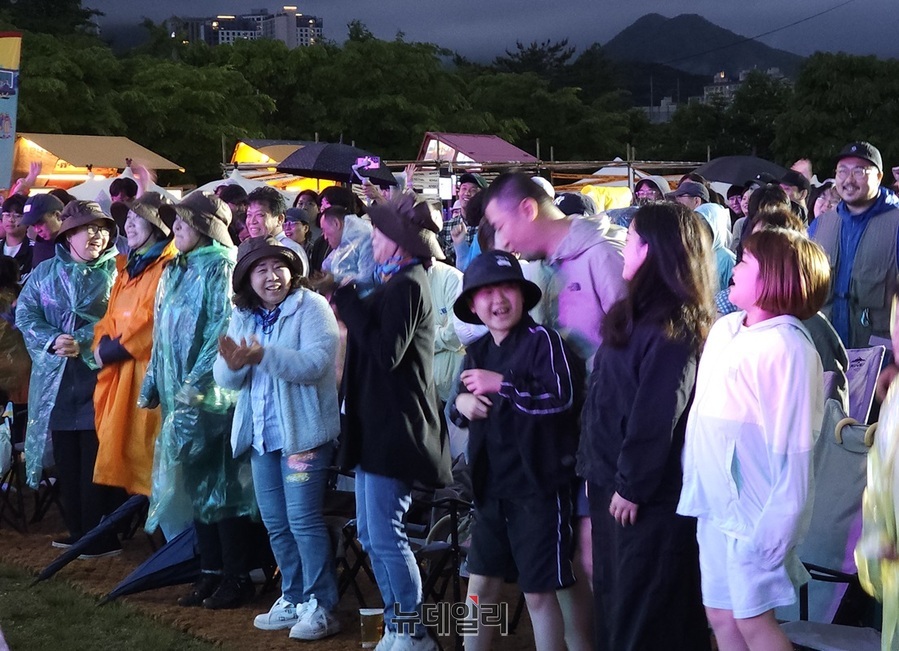 ▲ 강혜근 ㈜코베아 회장이 18일 경기 가평 자라섬에서 열린 제19회 ‘코베아 캠핑 페스티벌(KOCAF)’ 공연장에서 캠퍼들과 즐거운 시간을 보내고 있다.ⓒ김정원 기자