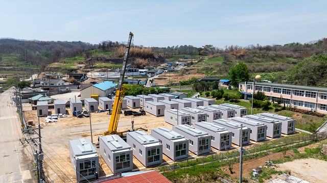 ▲ 영덕읍 매정리 산불 이재민 임시 조립주택 설치 모습.ⓒ영덕군