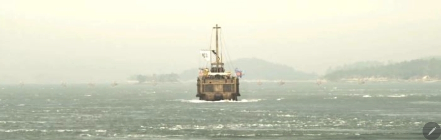 ▲ 영화 《명량》의 한 장면. 이순신의 대장선 홀로 일본 수군을 향해 돌진했다. 11척의 남은 배들은 겁에 질려 나아가지 못하고 눈치만 살폈다. 국힘 금배지들과 한동훈-한덕수들 행태가 바로 그렇다.