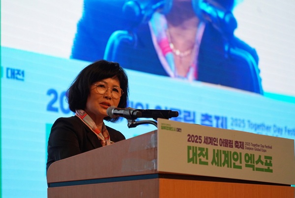 ▲ 김인식 대전사회서비스원장은 17일 외국인 주민의 삶의 질 향상과 글로벌 도시 대전의 위상 제고를 위한 통합지원과 국제교류 사업을 더욱 내실 있게 추진해 나가겠다고 밝히고 있다.ⓒ대전사회서비스원